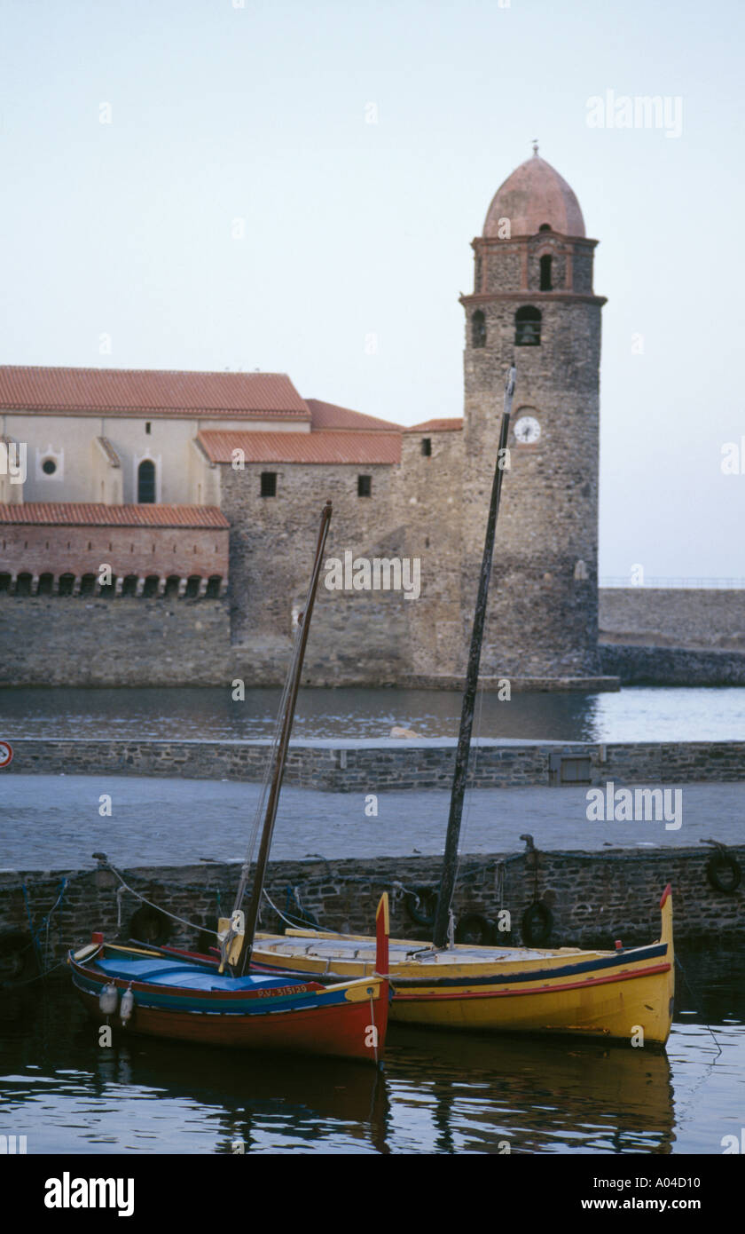 La pêche traditionnelle des bateaux amarrés à quai dans le port de Collioure méditerranéenne française Banque D'Images