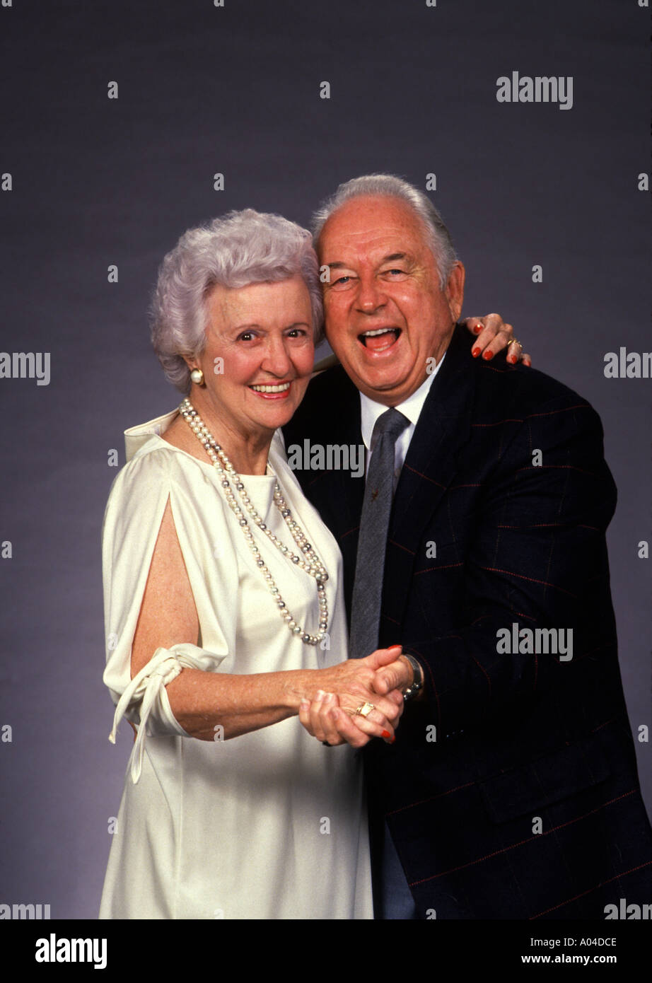 Happy senior couple dancing pour célébrer habillé pour partie Banque D'Images