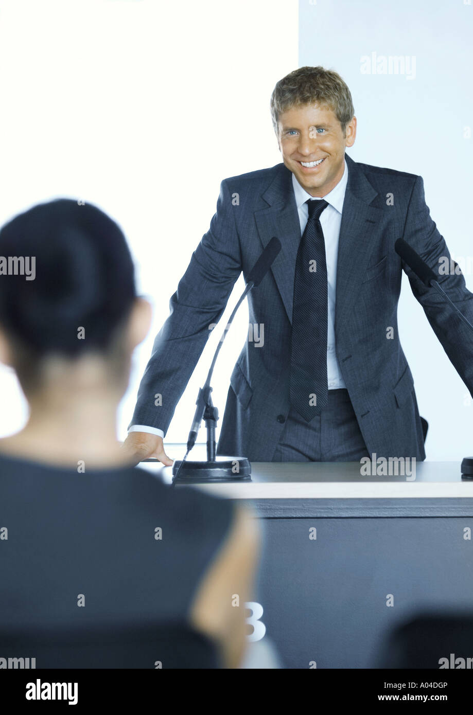 Businessman standing next to microphone en séminaire Banque D'Images