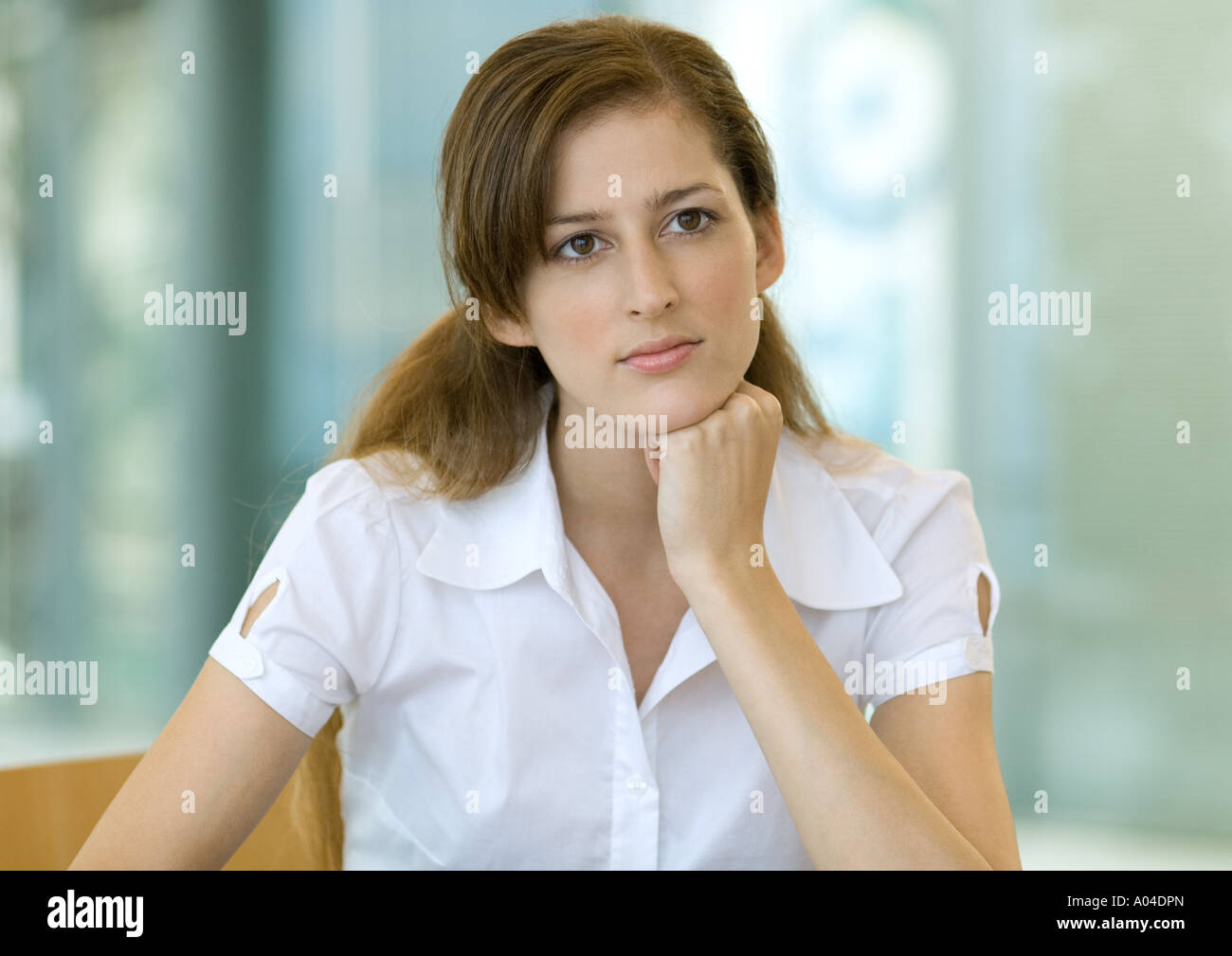 Jeune femme, tête reposant sur la main, portrait Banque D'Images