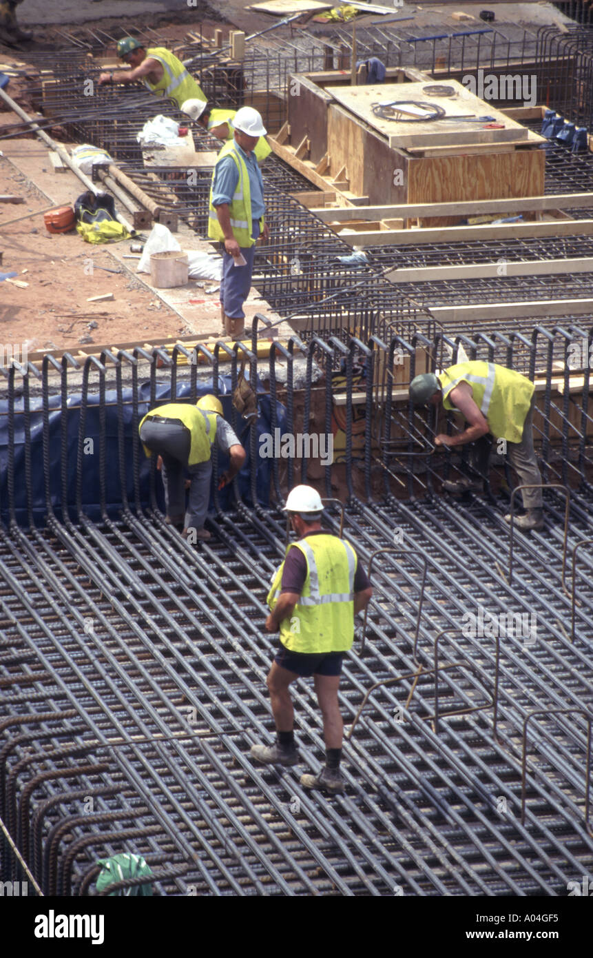 Ouvriers de la construction préparant le coffrage d'armature en acier faisant partie de la nouvelle dalle de plancher de sous-sol à l'immeuble de bureaux West Midlands Angleterre Royaume-Uni Banque D'Images