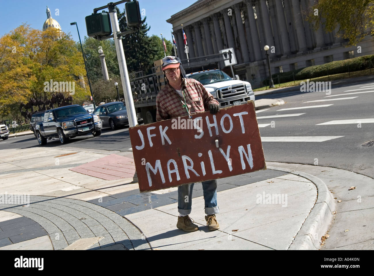 Théoricien de la conspiration JFK affichage signe sur Denver coin de rue. Denver, Colorado, USA Banque D'Images