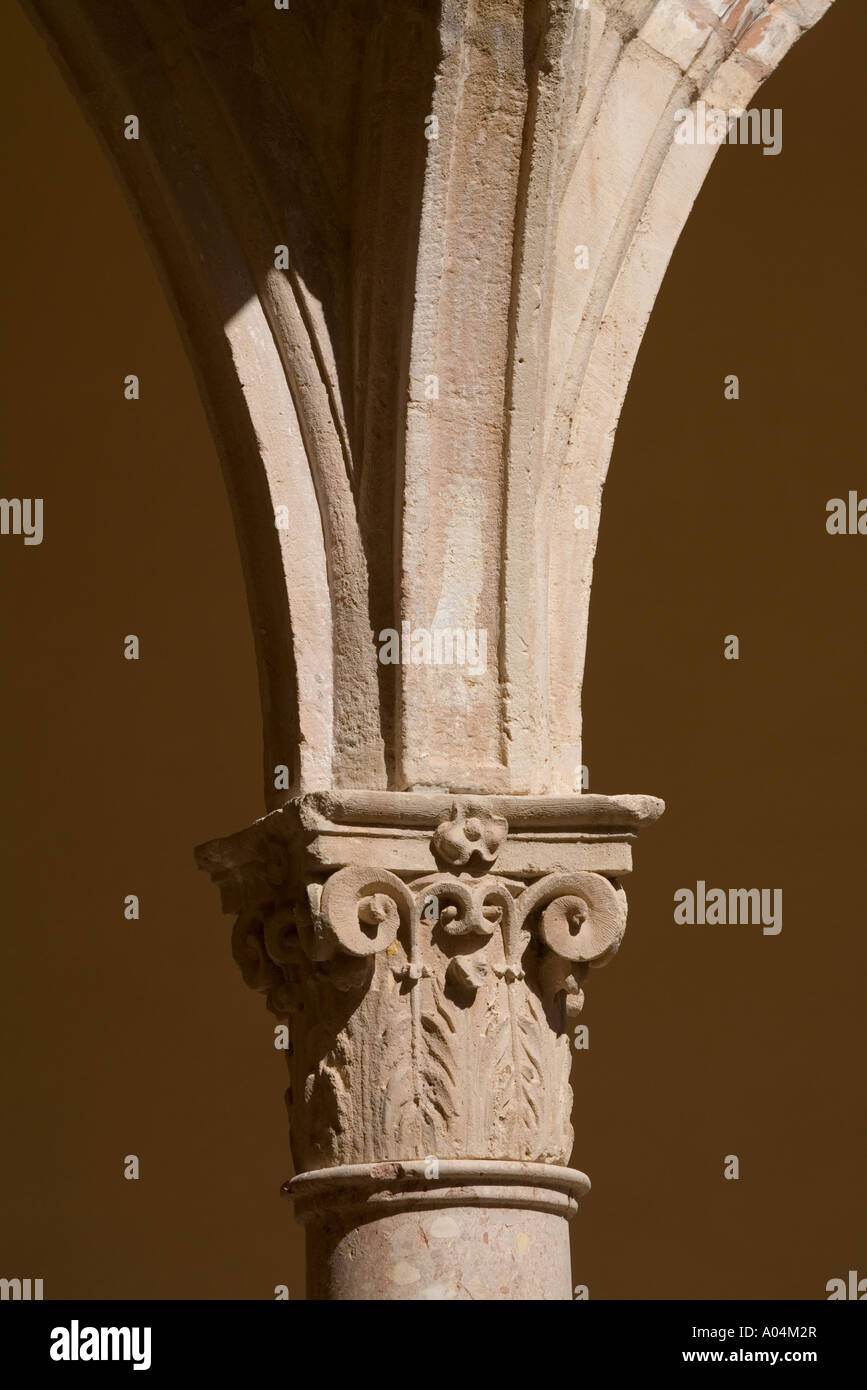 Ronda Malaga Province Espagne Détail de colonne dans le cloître de couvent de Santo Domingo Banque D'Images