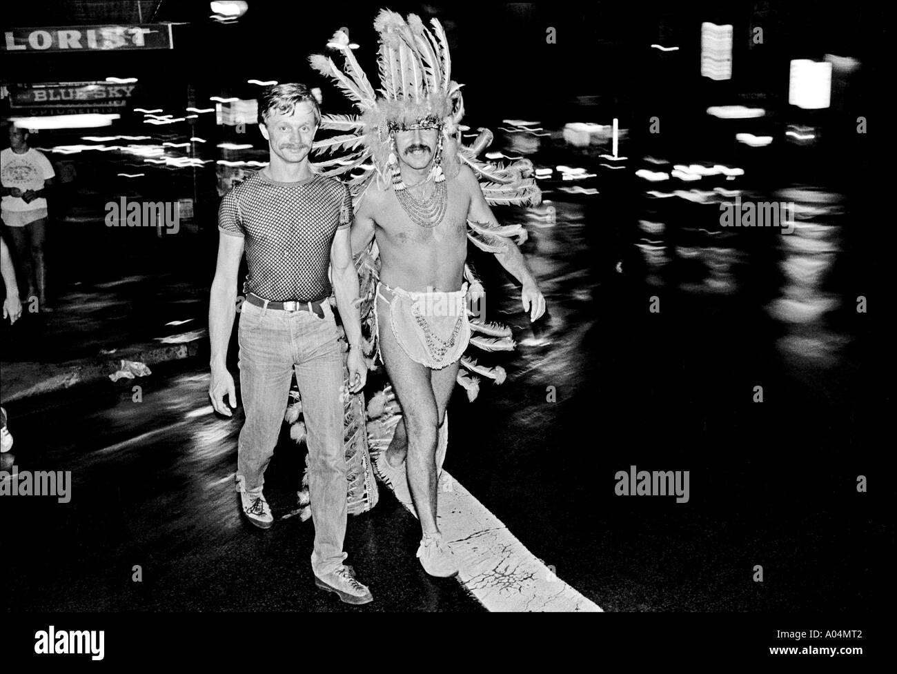 Couple gay Oxford Street Darlinghurst Sydney célébrant le nouvel an, janvier 1 1983 Banque D'Images