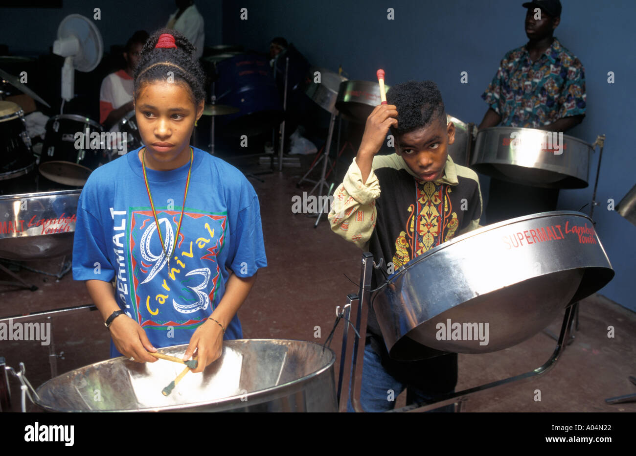 Enfants pratiquant des fûts en acier avant le Notting Hill carnaval annuel Banque D'Images