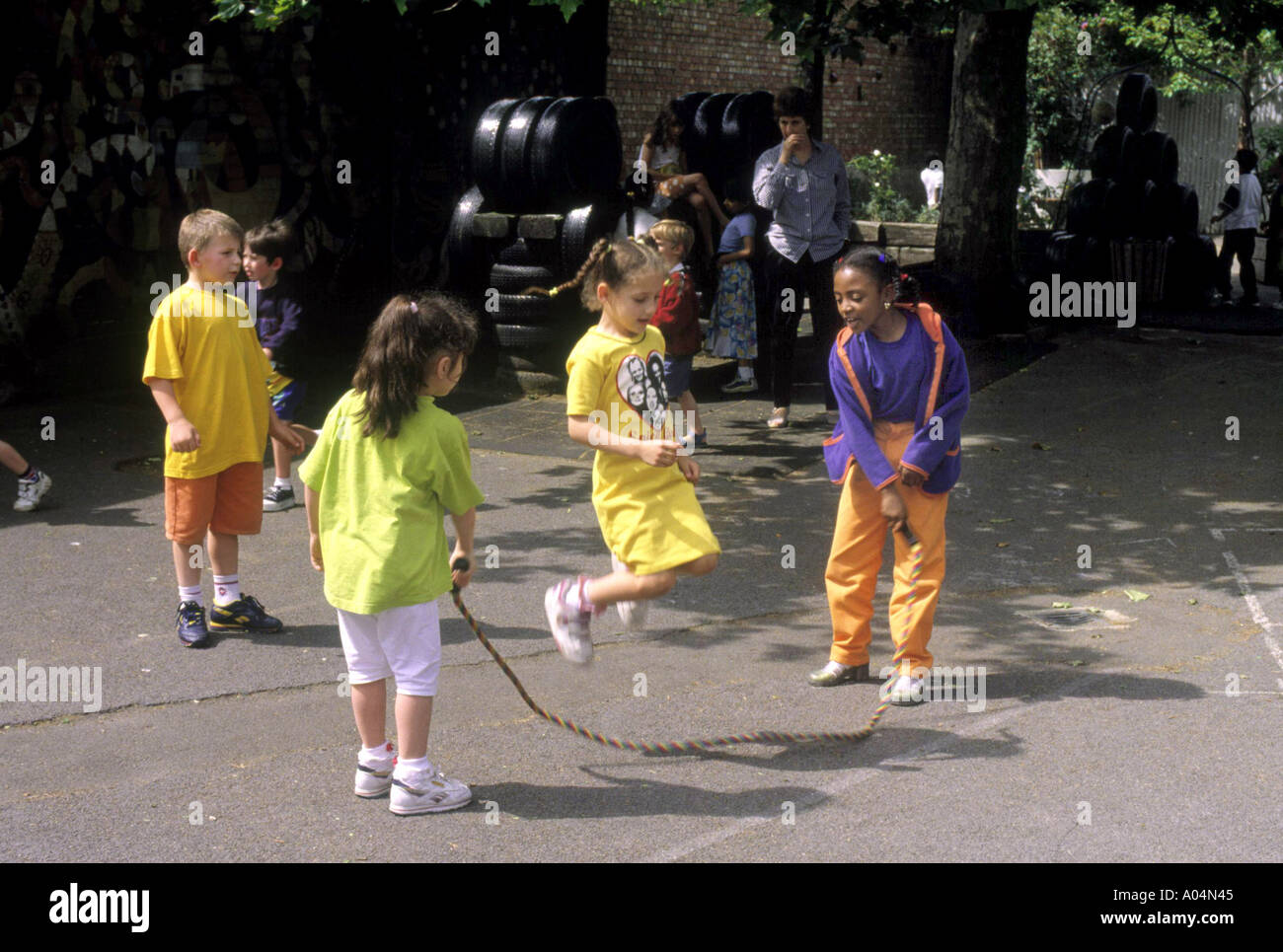 L'école primaire les enfants jeux pour enfants avec la corde à sauter Photo  Stock - Alamy