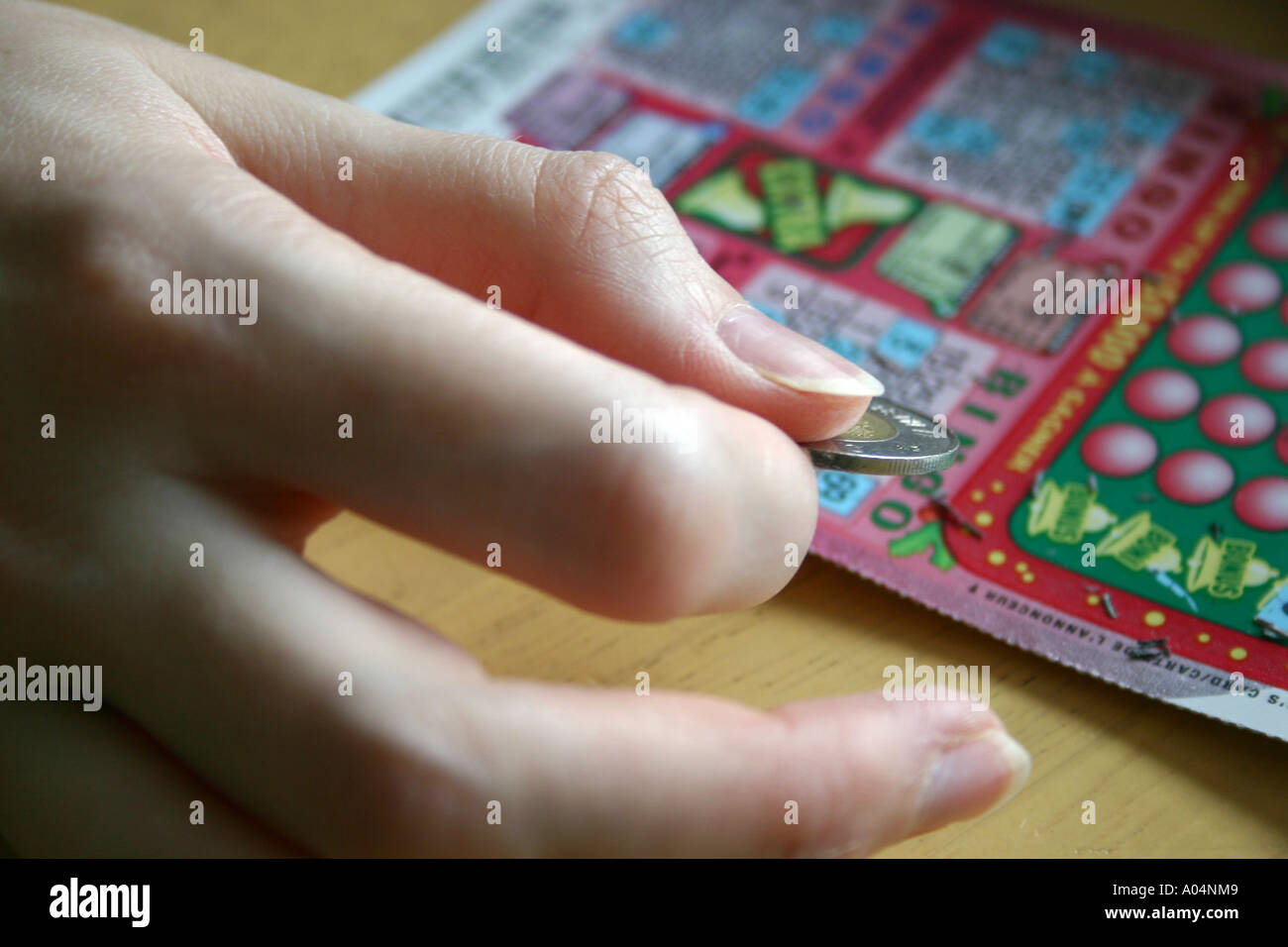 Un jeu de BINGO à gratter avec un dollar par une femme part Banque D'Images