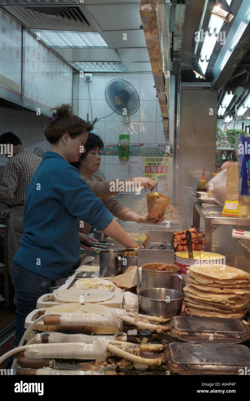 Dh Time Square Causeway Bay Hong Kong chinois femme dans la boutique de restauration rapide Banque D'Images