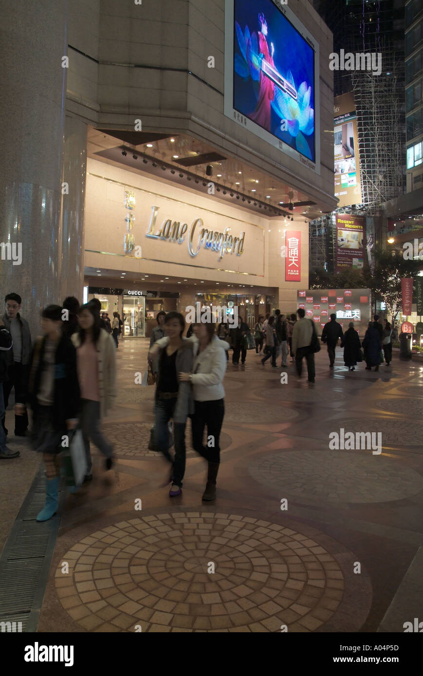 Dh Temps Lane Crawford Square Causeway Bay Hong Kong Store foule sur scène shoppers nuit piétons piétons boutiques à Plaza Banque D'Images