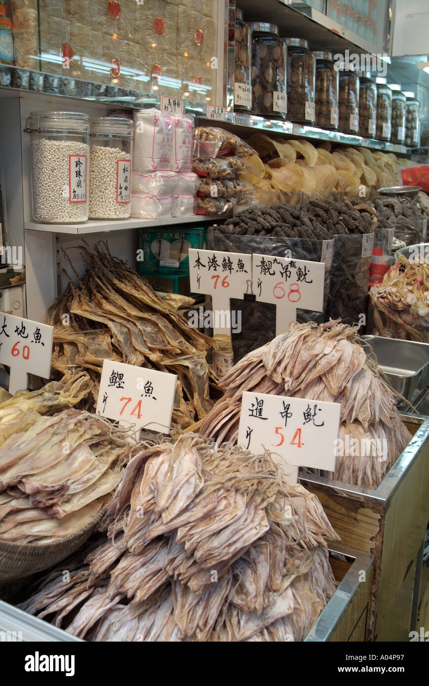 dh SHEUNG WAN HONG KONG exposition de la boutique de produits alimentaires pour poissons séchés prix de calligraphie des fruits de mer secs les aliments salés stockent le prix de la cale chinoise tags chine étiquette de marché Banque D'Images