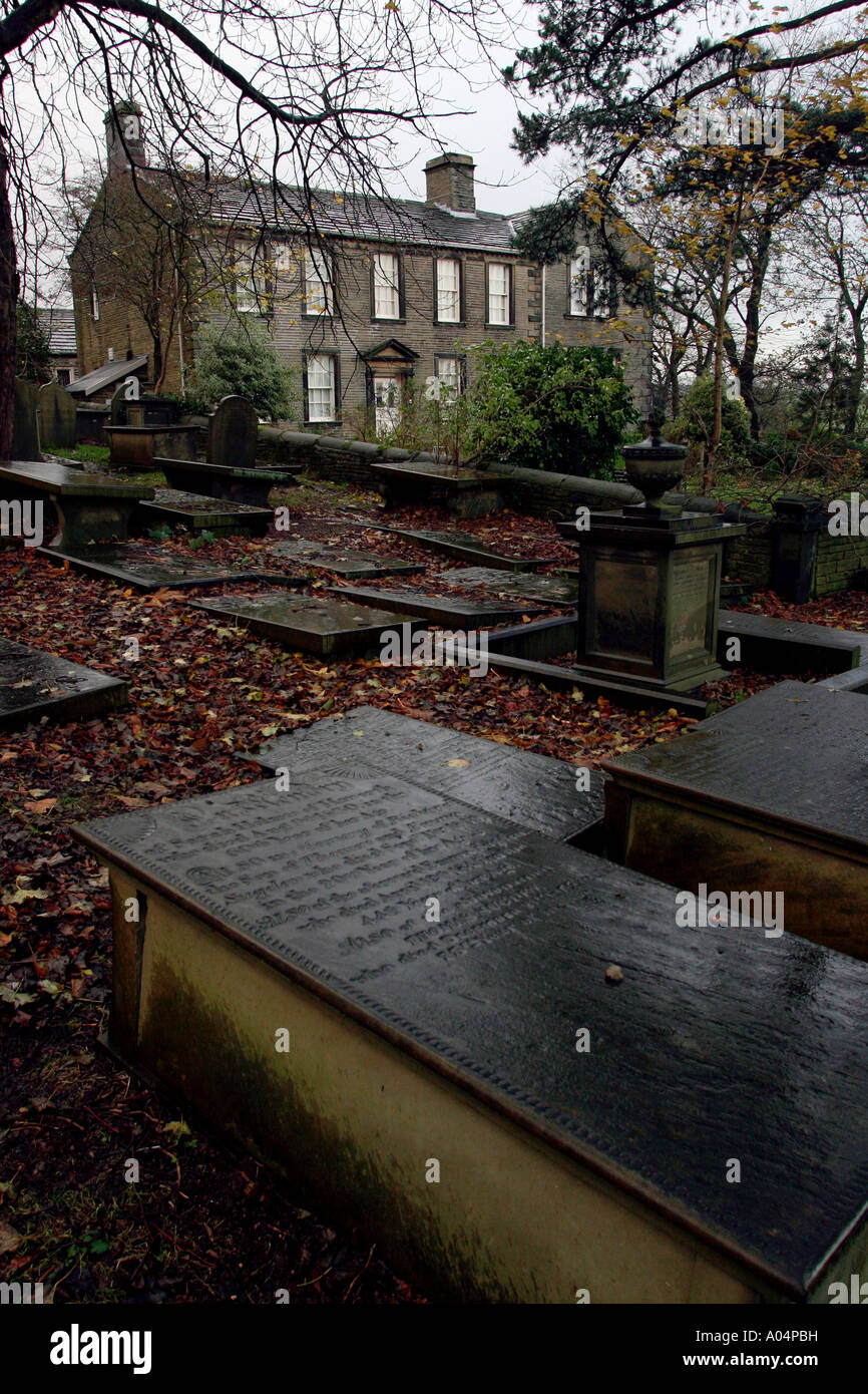 Bronte Parsonage Museum, Keighley, West Yorkshire, de tombes dans le cimetière adjacent Banque D'Images