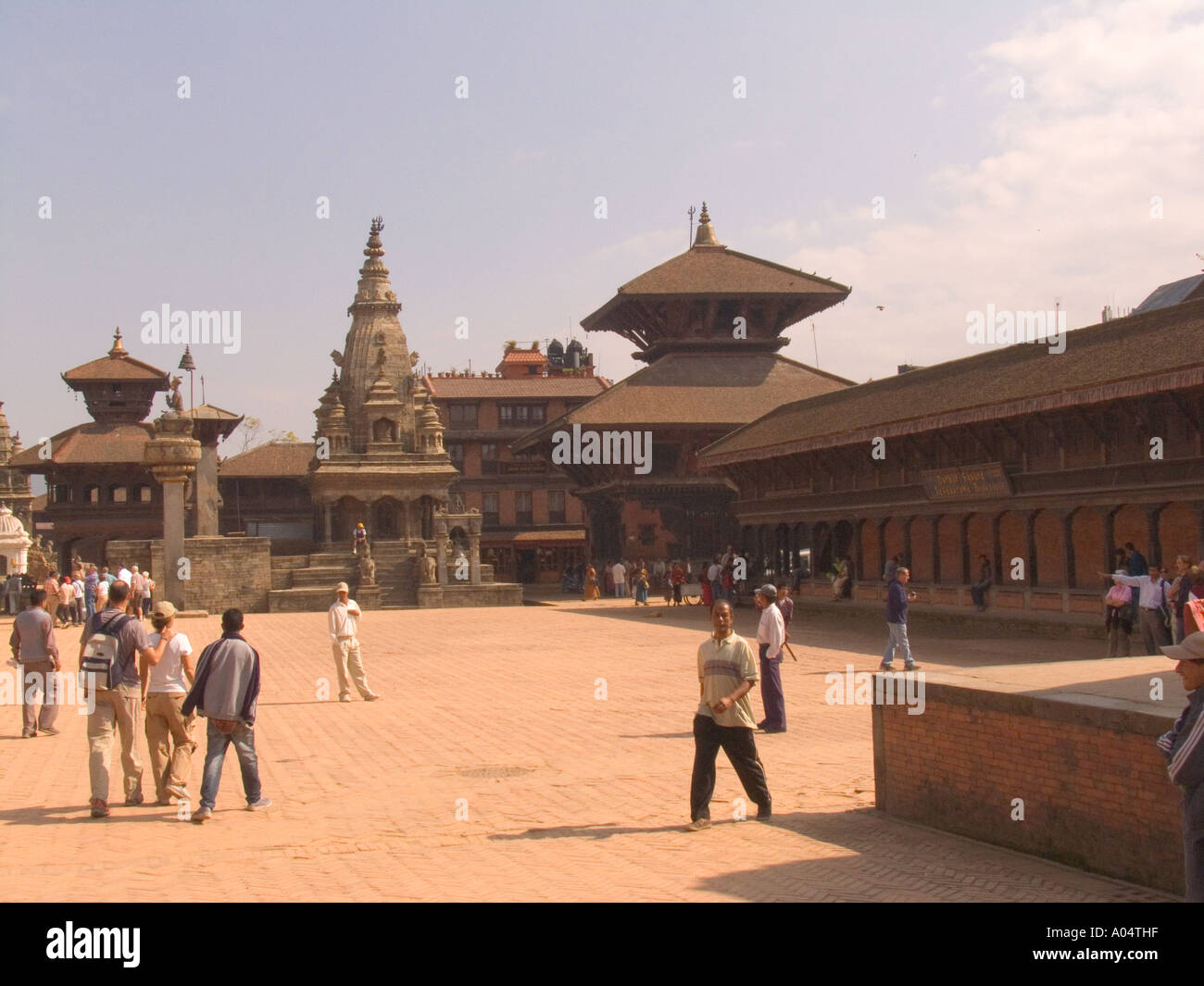 Le Népal BHAKTAPUR Durbar Square en novembre à la recherche dans le centre de la vieille ville connue comme la Cité des dévots Banque D'Images
