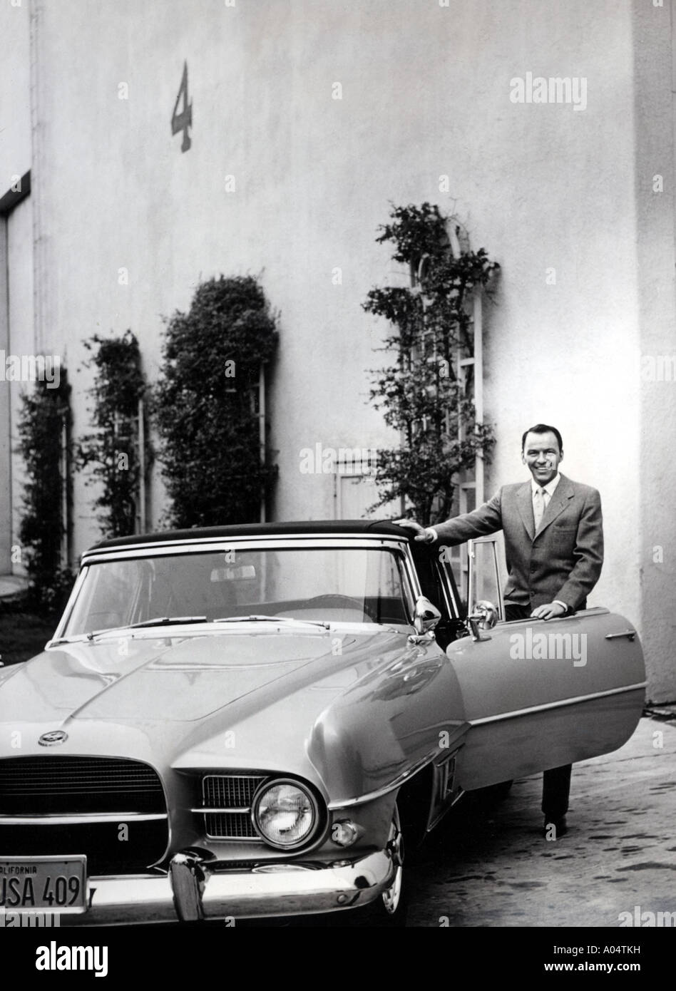 FRANK SINATRA sur 1959 avec son très rare cabriolet Ghia double dont seulement 117 ont été produits Banque D'Images
