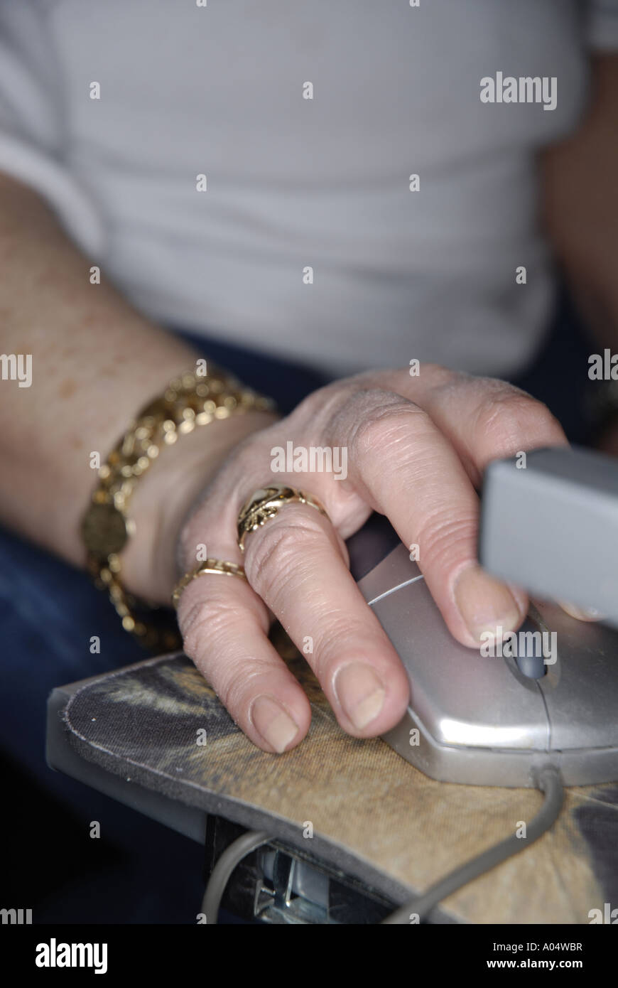 Personnes âgées en cliquant sur la souris sur la main Banque D'Images