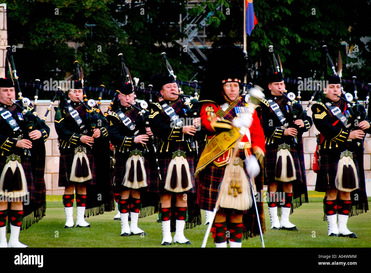 Tambours de tuyaux appelé le Royal Scots Dragoon Guards effectuant au Highland Tatoo jeux en ville pittoresque d'Inverness Scotla Banque D'Images