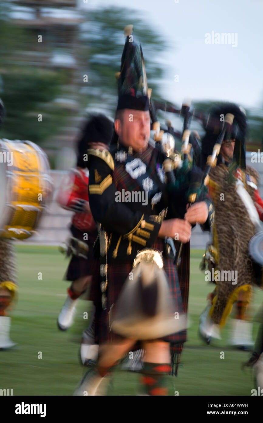 Tambours de tuyaux appelé le Royal Scots Dragoon Guards effectuant au Highland Tatoo jeux en ville pittoresque d'Inverness Scotla Banque D'Images