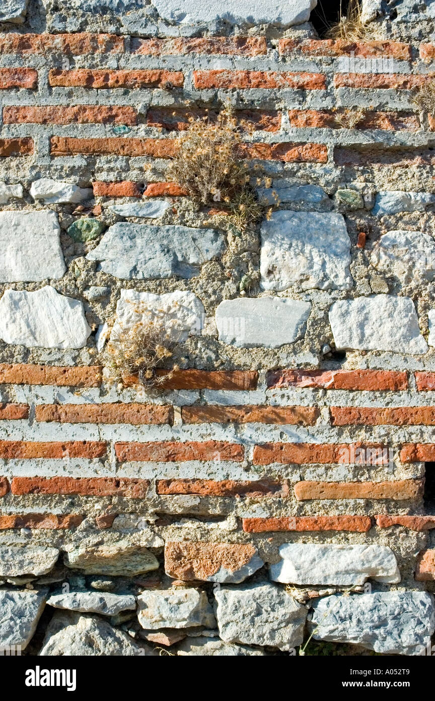 Une ancienne vieille maçonnerie de pierres sèches rugueuses et mur de  briques en terre cuite, Saint Johns Basilique, Selcuk, Turquie, Moyen  Orient. DSC 6845 Photo Stock - Alamy