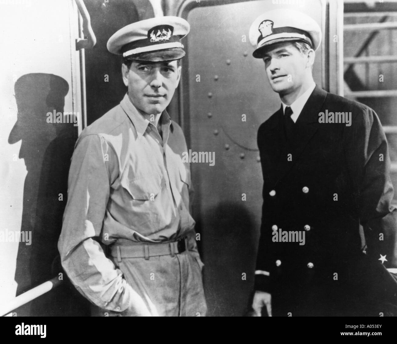 L'ACTION DANS LE NORD DE L'ATLANTIQUE 1943 Warner film avec Hunphrey Bogart à gauche Banque D'Images