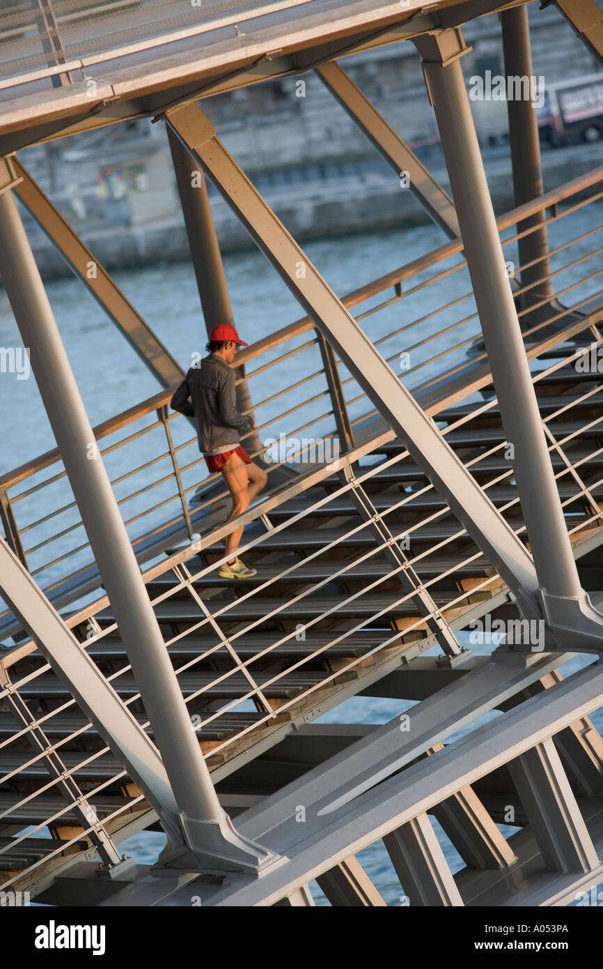 Seul l'homme marche sur le pont Solférino. Architecte Marc Mimram 1999. Paris. France Banque D'Images