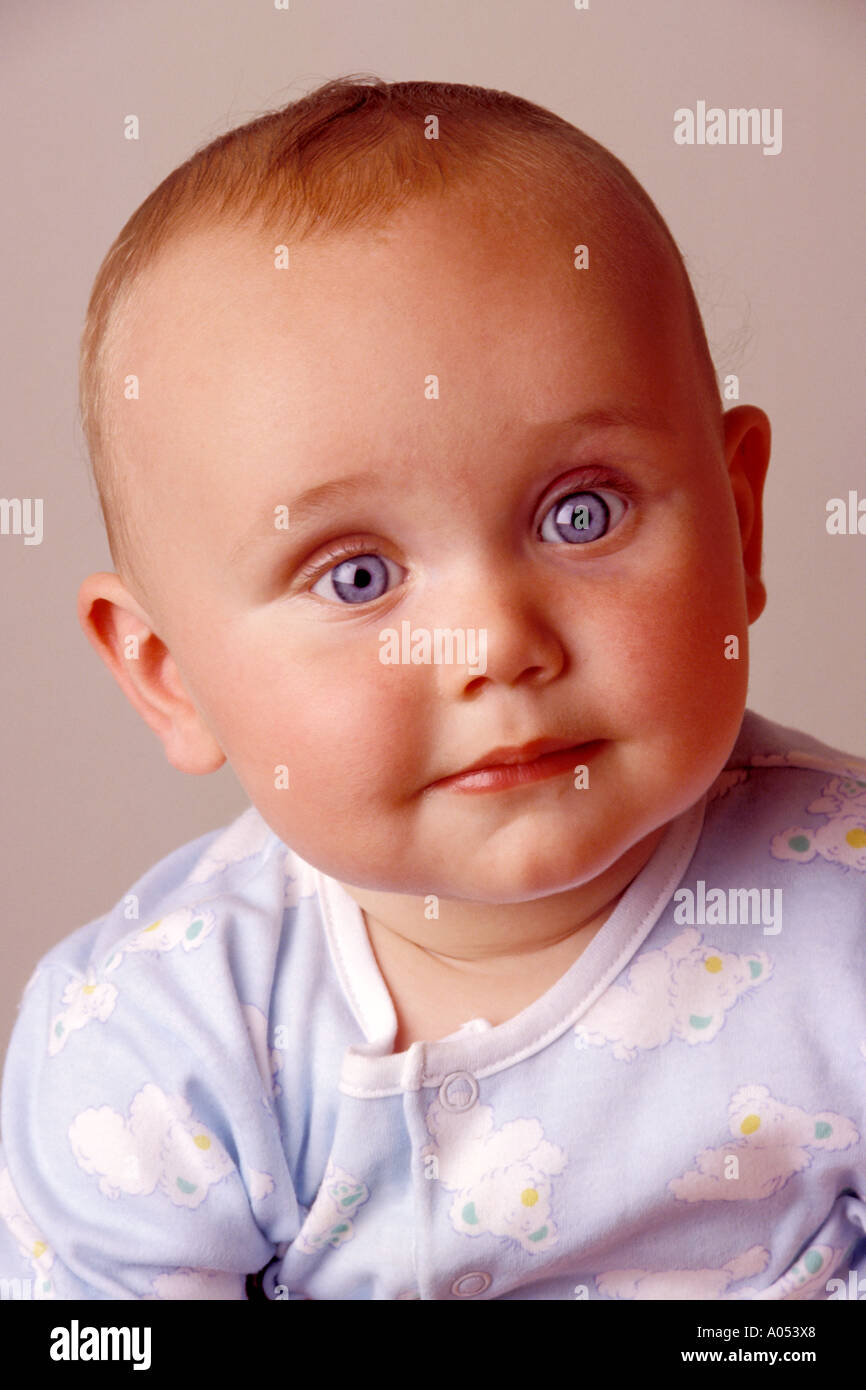 Bébé Enfant mignon avec des yeux bleus et un regard honnête sincère sur son visage Banque D'Images