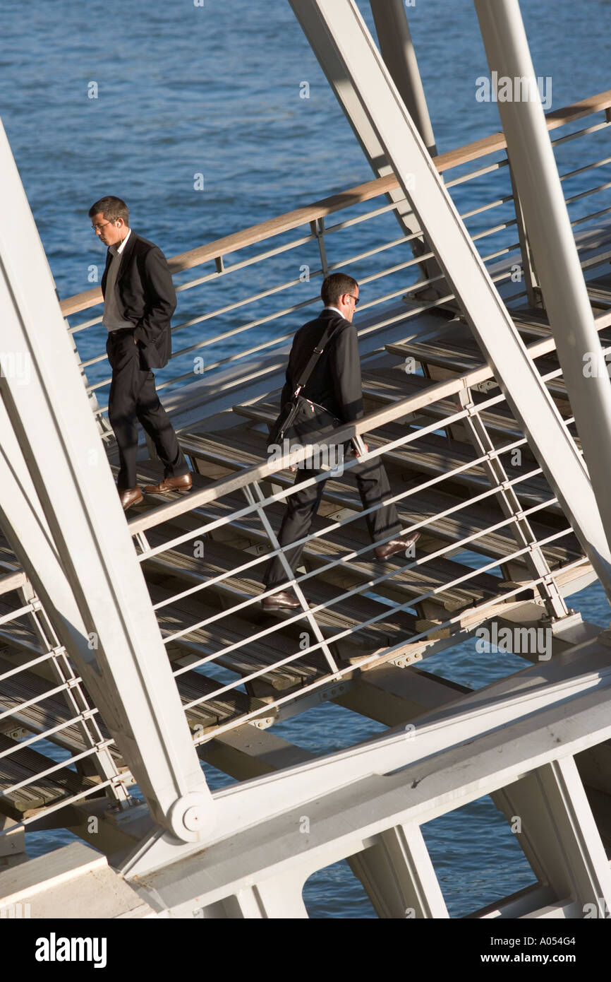 Les hommes d'affaires sur le pont Solférino. Architecte Marc Mimram 1999 Paris France Banque D'Images