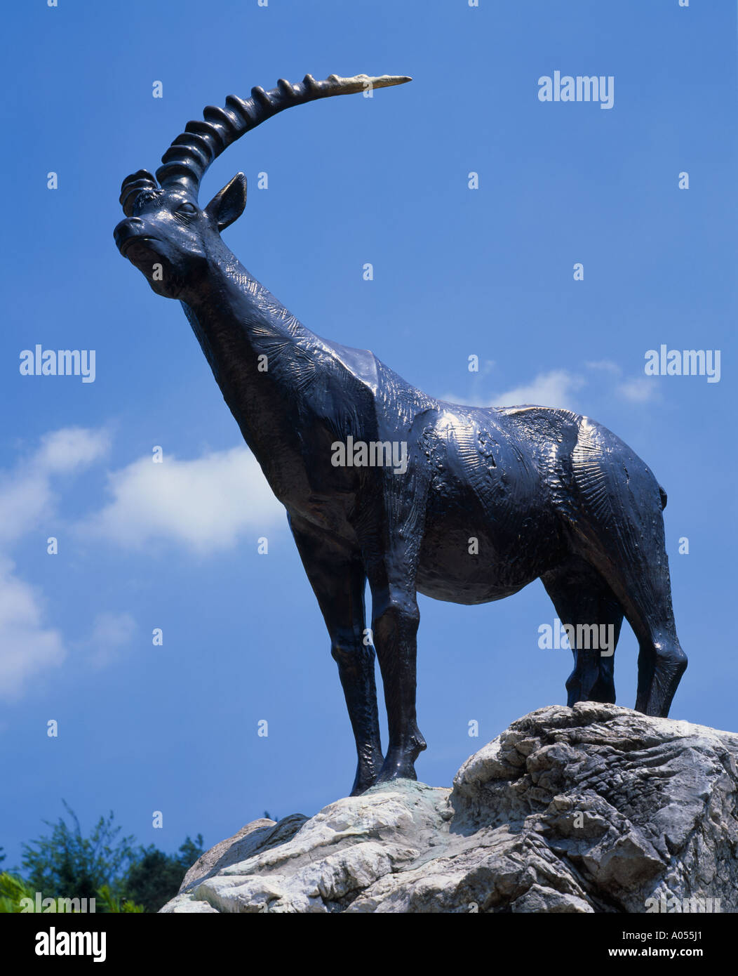 Statue en bronze de Zlatorog, le mythique cornu, chamois d'or à Jasna Lake, Kranjska Gora, Slovénie, Gorenjska Banque D'Images