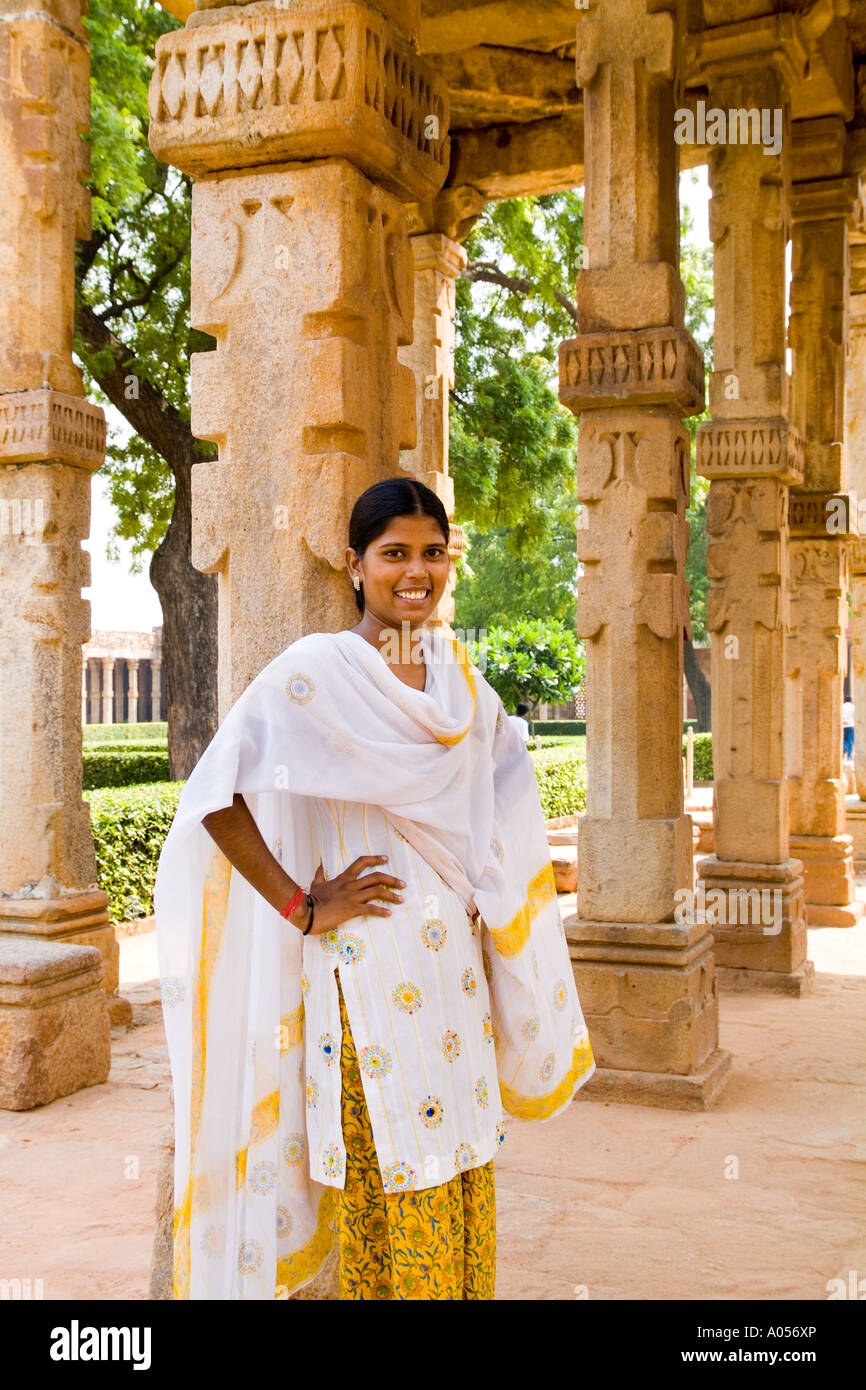 Belle femme en robe sari coloré au complexe Qûtb Minâr à New Delhi Inde  Photo Stock - Alamy