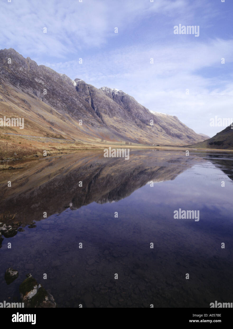 Achtriochatan dh Loch GLENCOE ARGYLL Glen Coe l'eau du lac montagne Aonach Eagach pointe le chancelier robuste Banque D'Images