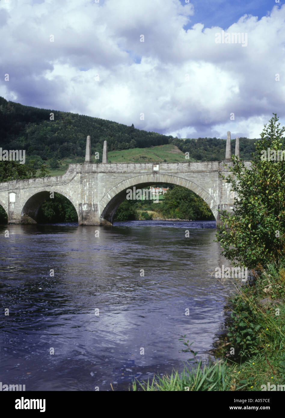 dh ABERFELDY PERTHSHIRE général Pont Wade de l'autre côté de la rivière Tay ponts écossais ecosse Banque D'Images