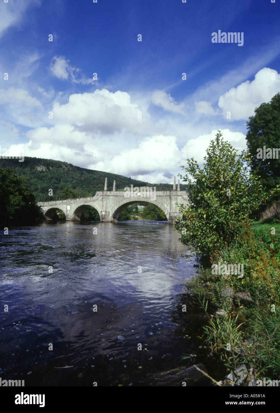 dh ABERFELDY PERTHSHIRE Highlands écossais General Wade Bridge traversant la rivière Tay ponts historiques écosse Banque D'Images