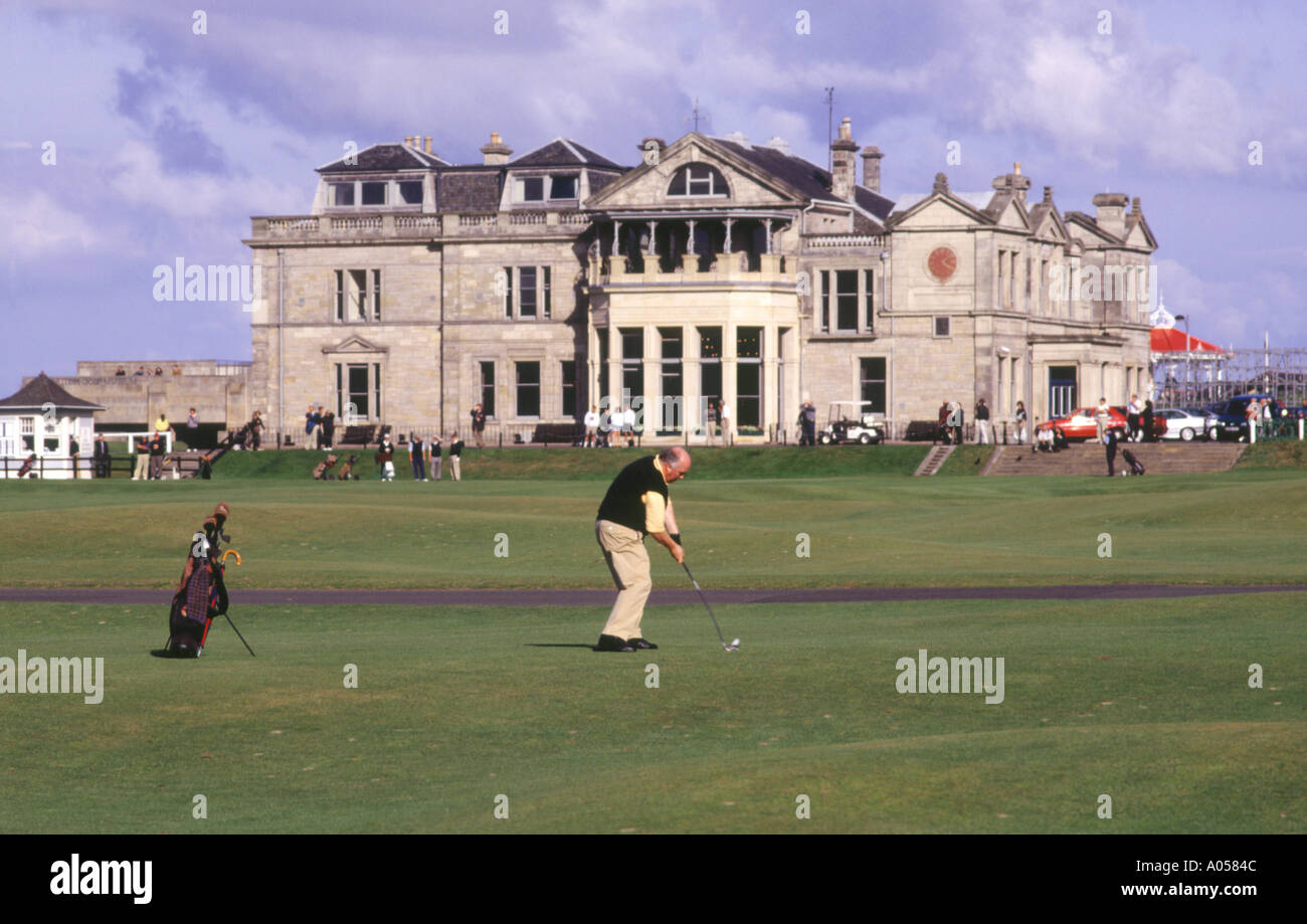 dh Royal Ancient Club House ST ANDREWS FIFE Golfer jouant 18 sur l'ancien parcours de golf 18th hole fairway man scottish Traditional golf scotland Banque D'Images