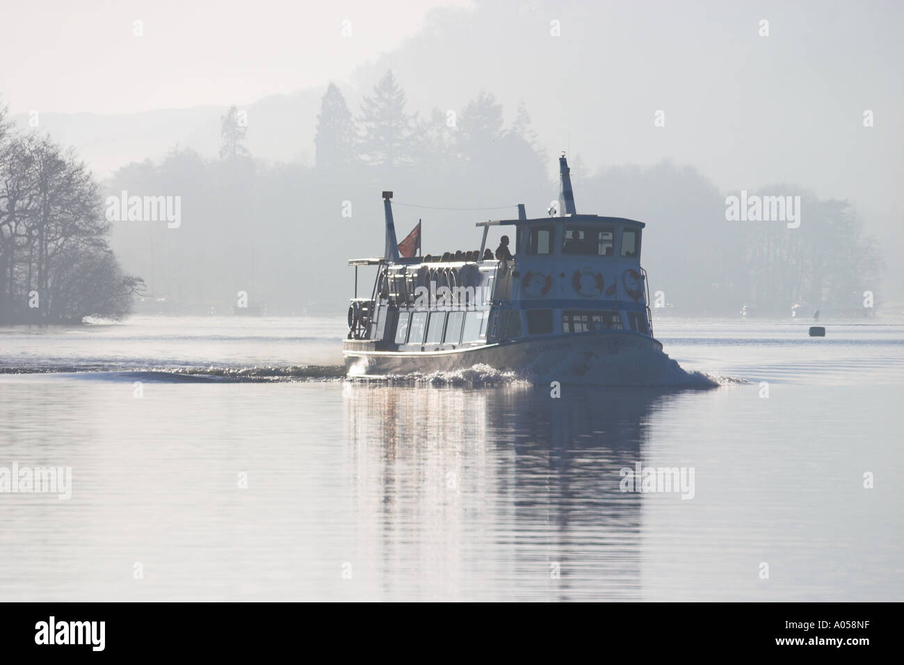 Mlle Lakeland croisière sur le lac Windermere dans la brume matinale Banque D'Images