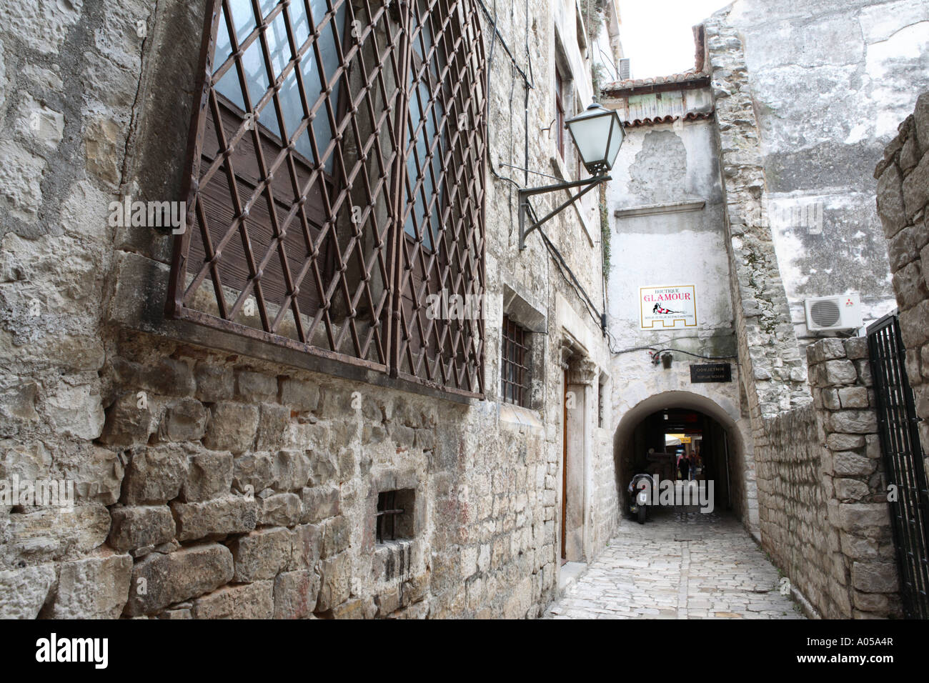 Rue étroite pavée à Trogir, Croatie Banque D'Images