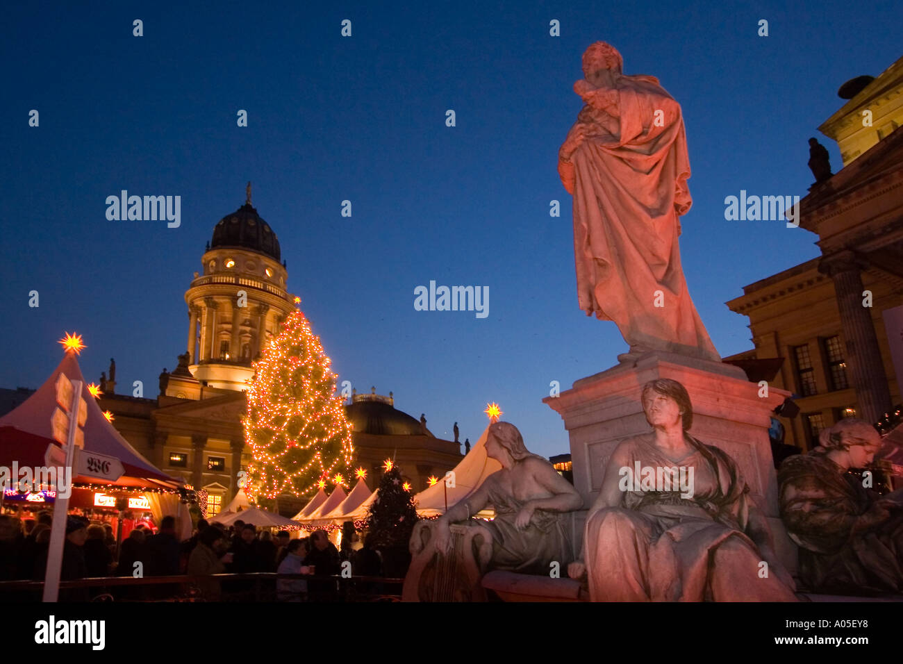 Marché de Noël de Gendarmenmarkt Berlin devant les concerts de l'arbre de Noël maison dôme allemand Schiller statue Banque D'Images