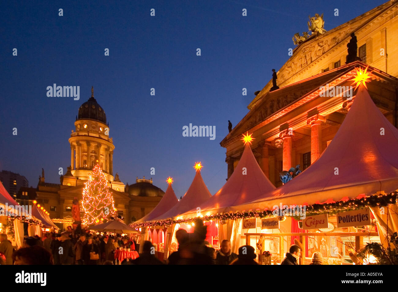 Marché de Noël de Gendarmenmarkt Berlin devant les concerts de l'arbre de Noël maison dôme allemand Banque D'Images