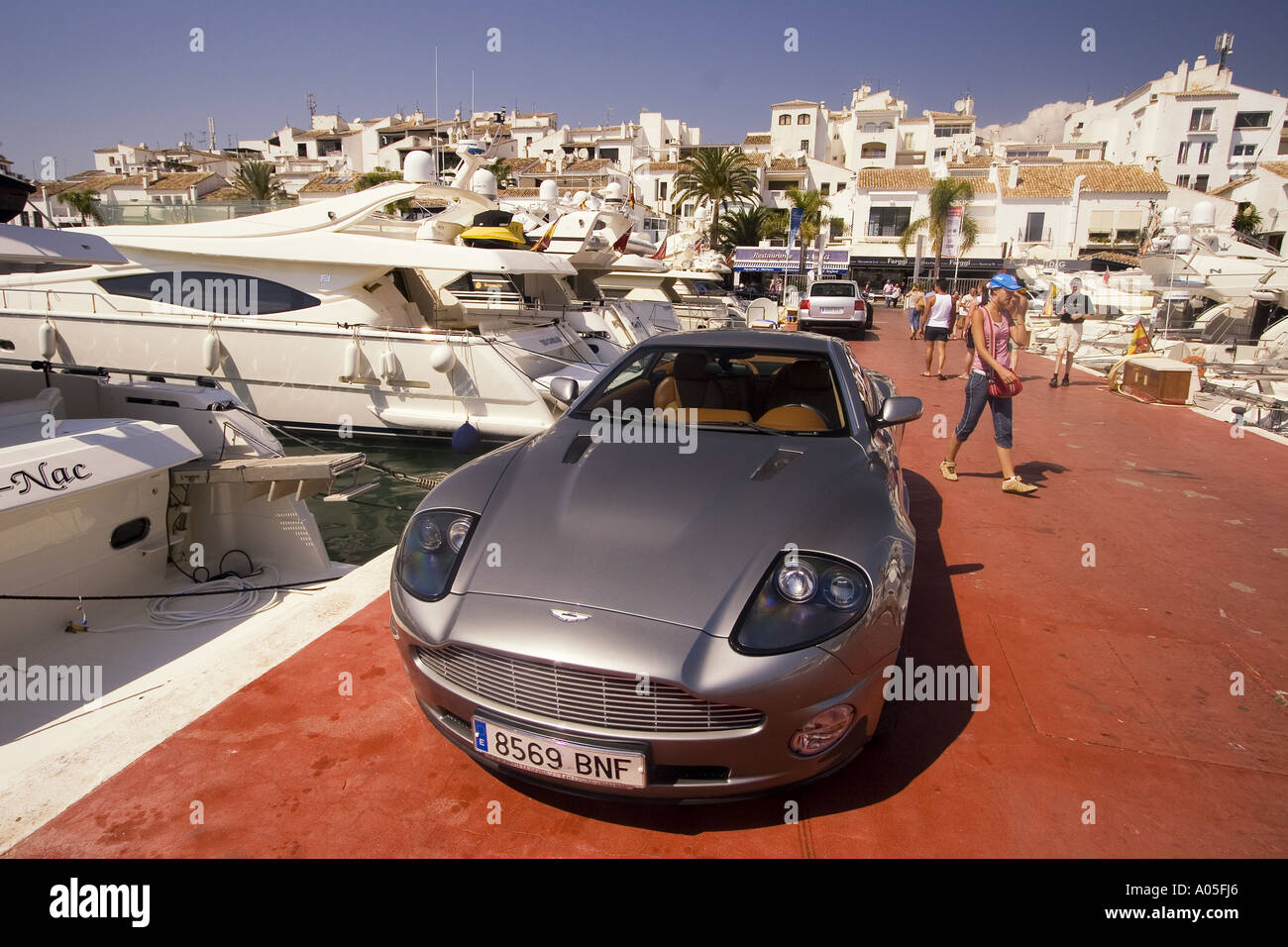 Espagne Puerto Banus Marbella andalousie Porsche devant luuxery yachts Banque D'Images