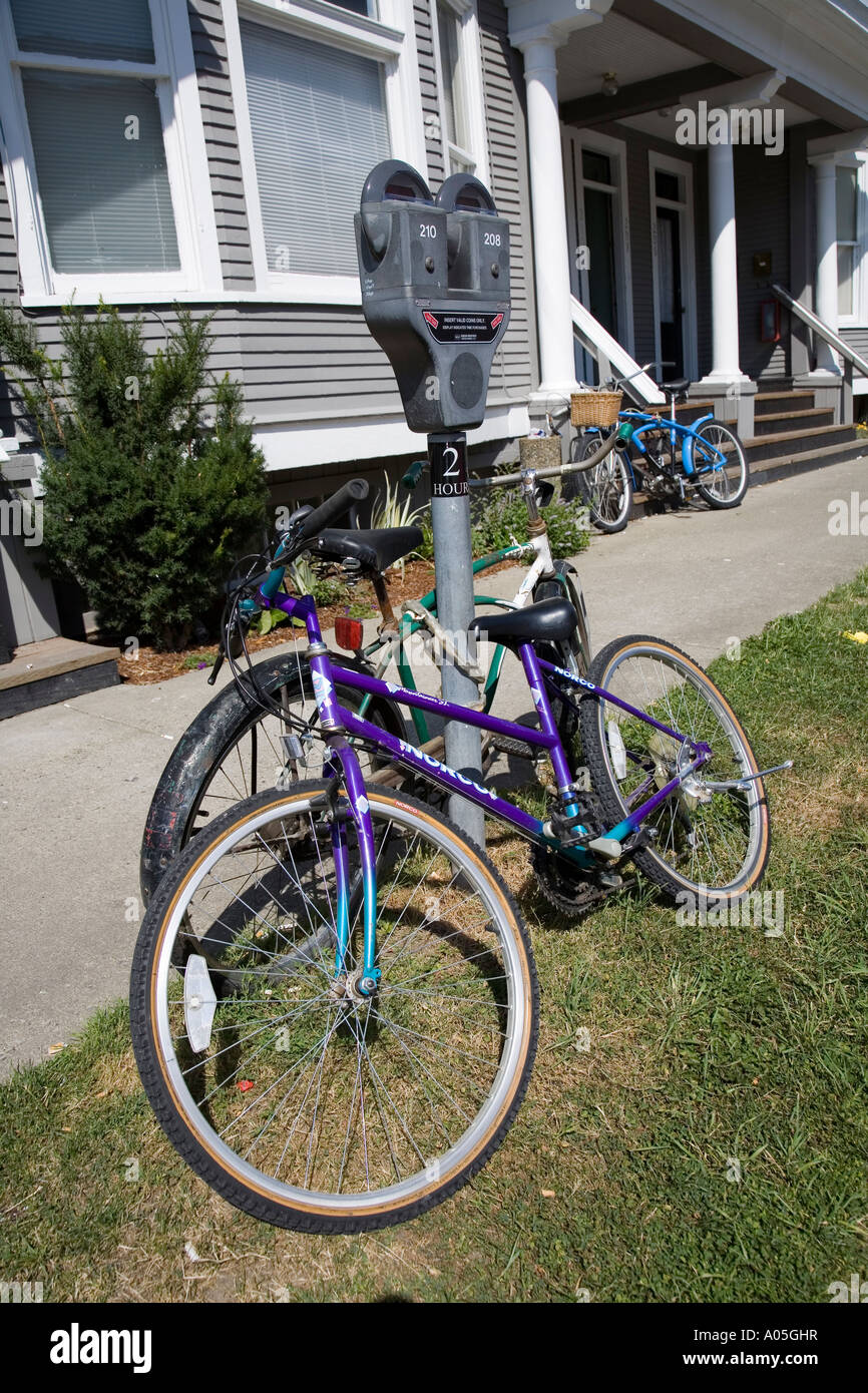 Les vélos enchaînés à un parcomètre dans quartier résidentiel Bellingham Washington state USA Banque D'Images
