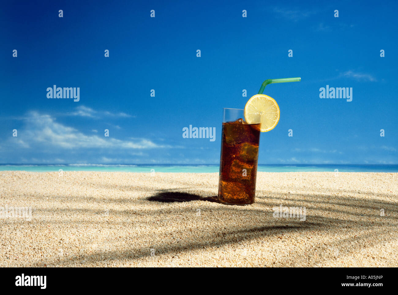 Un style rafraîchissant Cola boire dans une scène de plage Banque D'Images