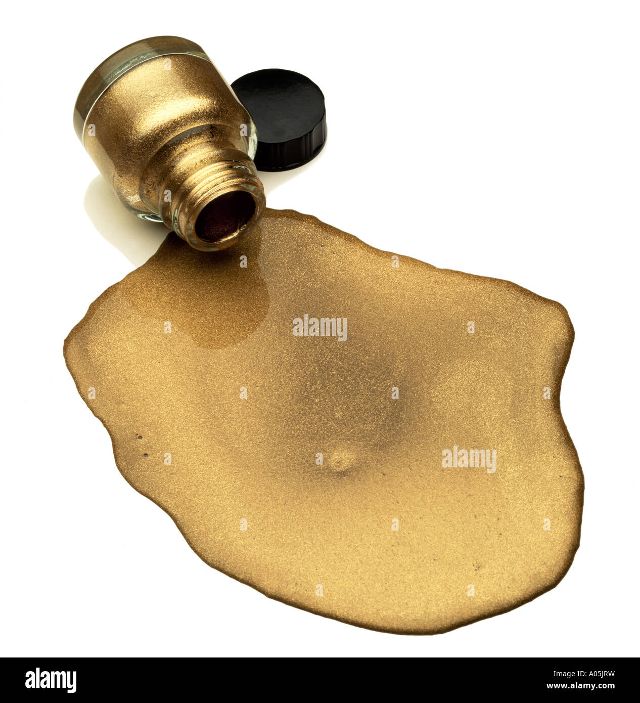 Une bouteille d'or liquide renversé Banque D'Images