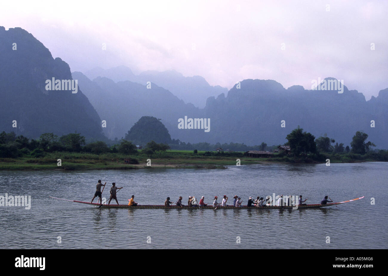 La course de bateau dragon. Van Vieng, Laos. Banque D'Images