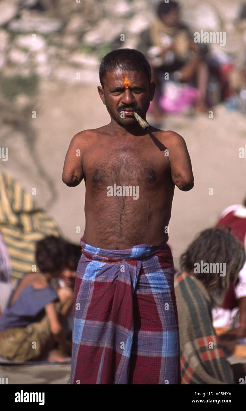 Armless man smoking cheroot khumb Banque de photographies et d'images à  haute résolution - Alamy