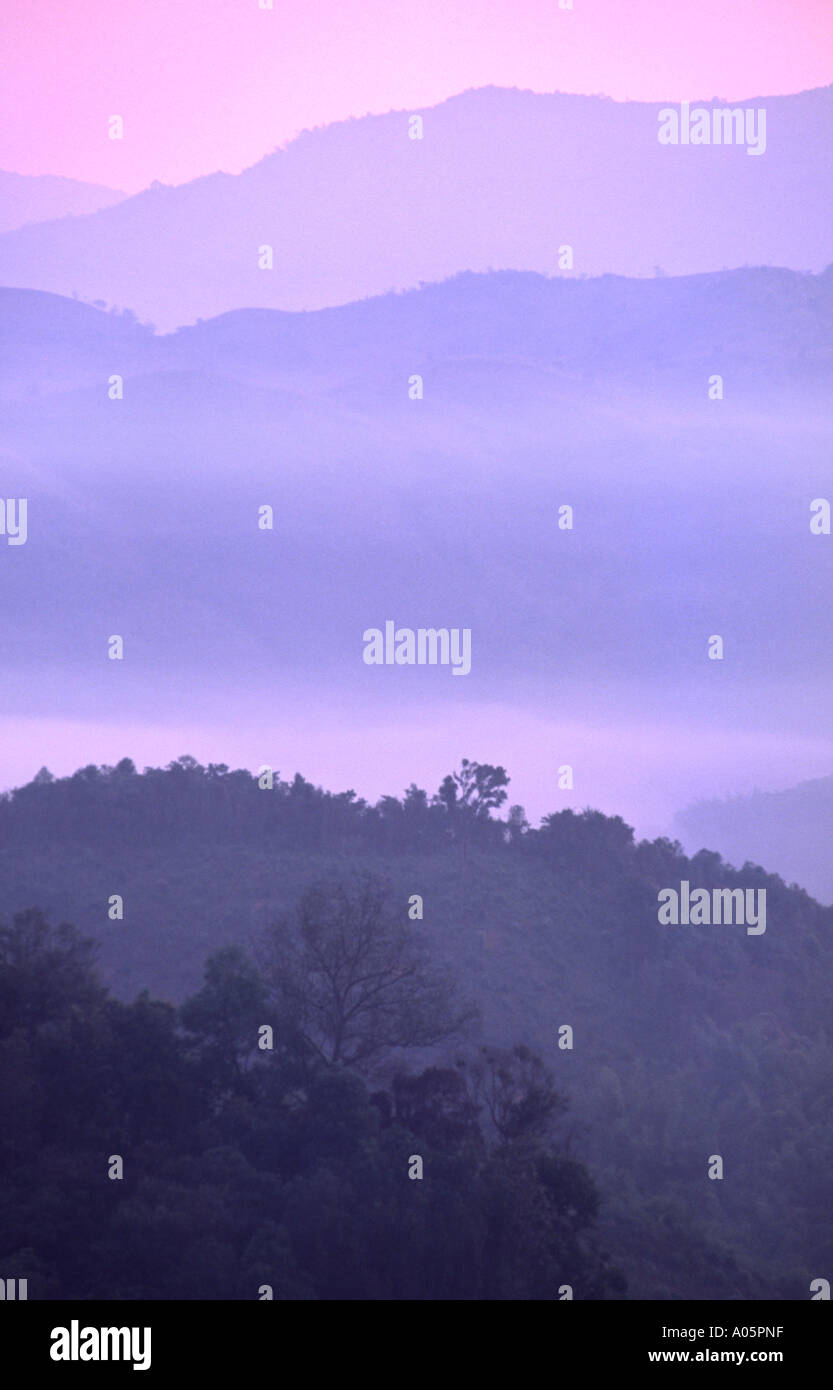 Misty Hills au crépuscule. Le district de Muang Sing, Luang Nam Tha, le Laos. Banque D'Images