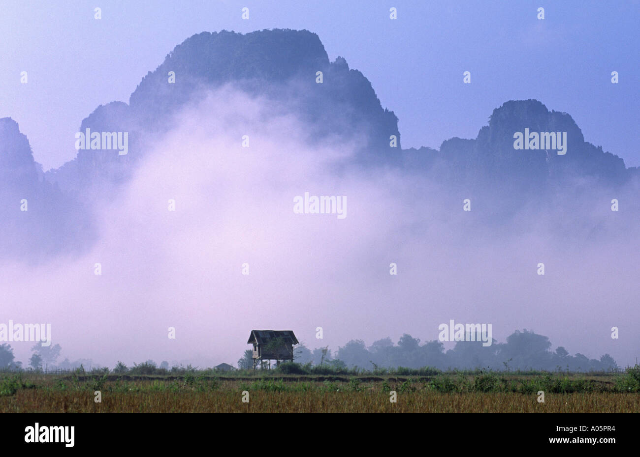 Nuages dans les collines. Van Vieng, Vientiane, Laos. Banque D'Images