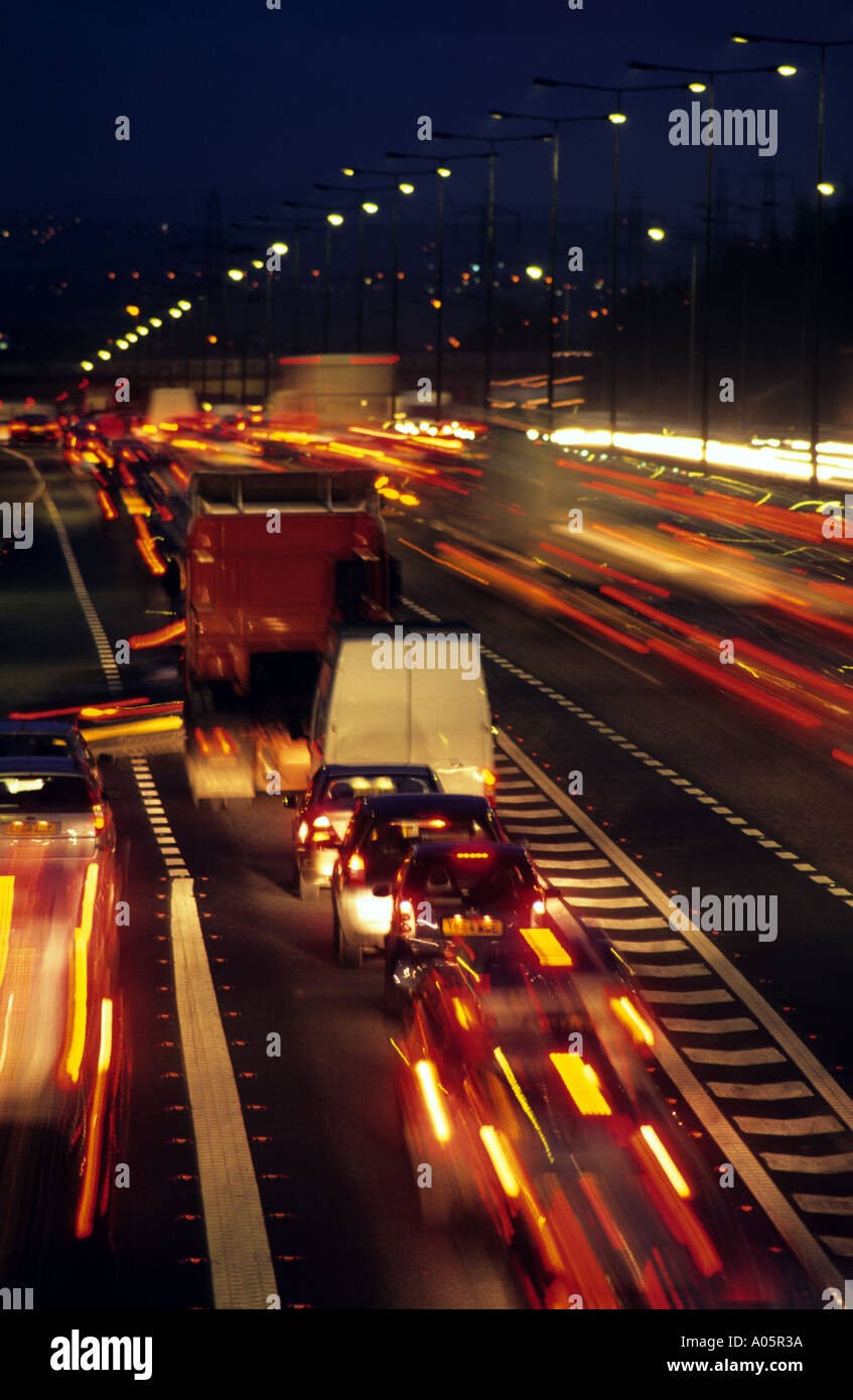 Embouteillage sur l'autoroute m62 près de Leeds la nuit uk Banque D'Images