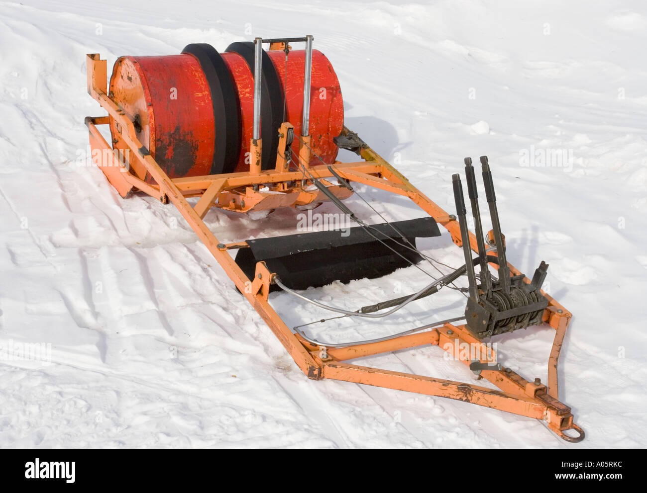 Simple appareil sur mesure pour faire les pistes de ski de fond à la neige , Finlande Banque D'Images