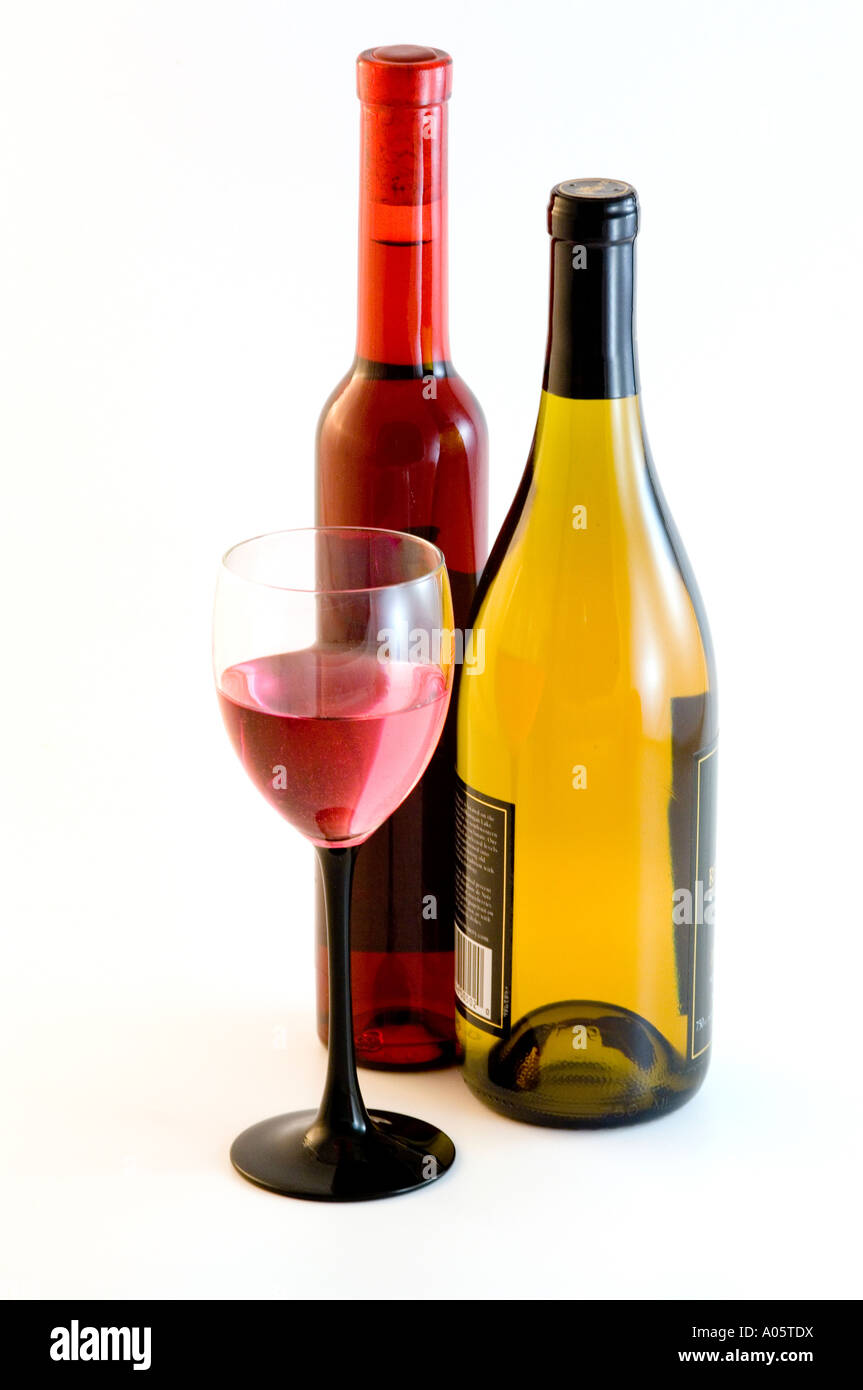 Deux bouteilles de vin et un verre à vin Banque D'Images