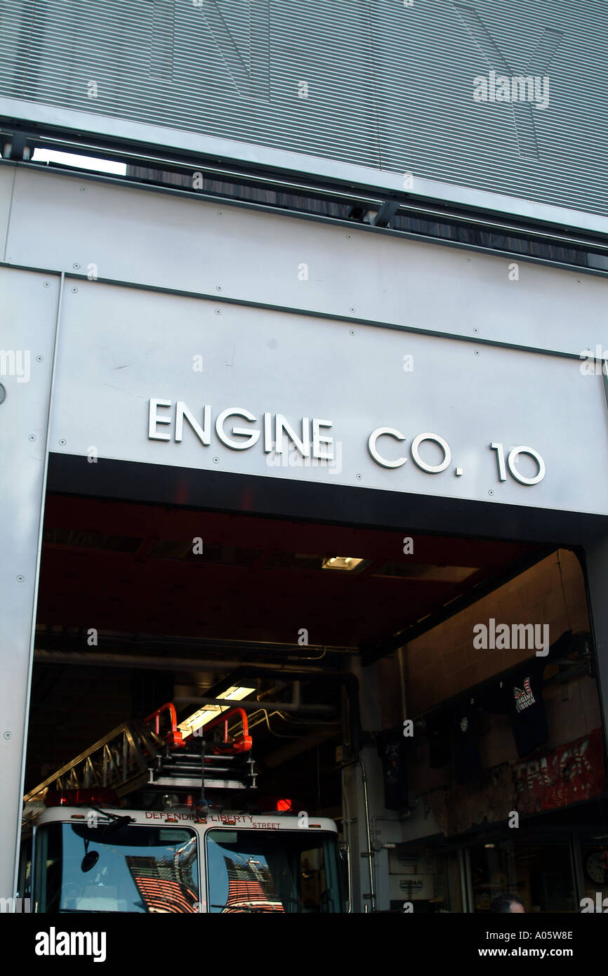 FDNY Engine Company 10 fire house et défenseur de la liberté de camion street ground zero, New York USA Banque D'Images