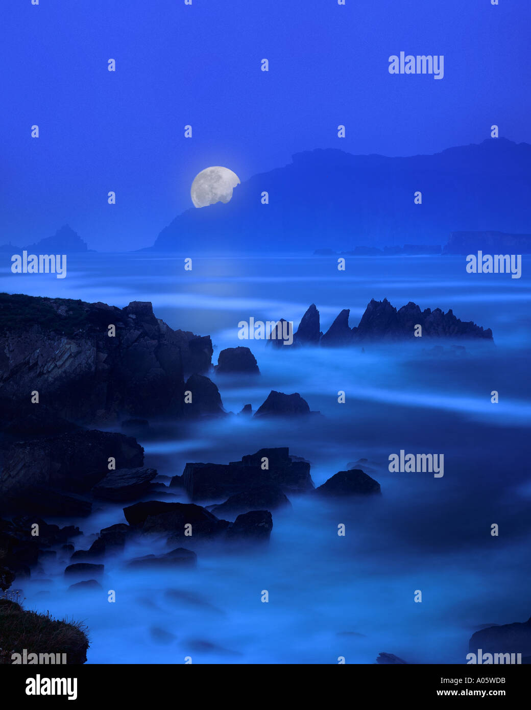 IE - comté de Kerry : Lune sur Ballyferriter Bay Banque D'Images