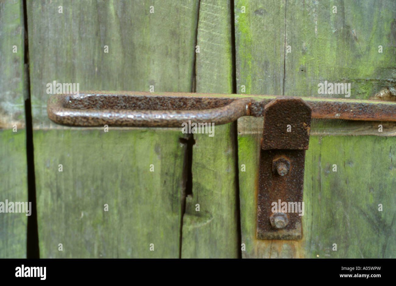 Fixation de porte en acier à ressort rouillé Banque D'Images