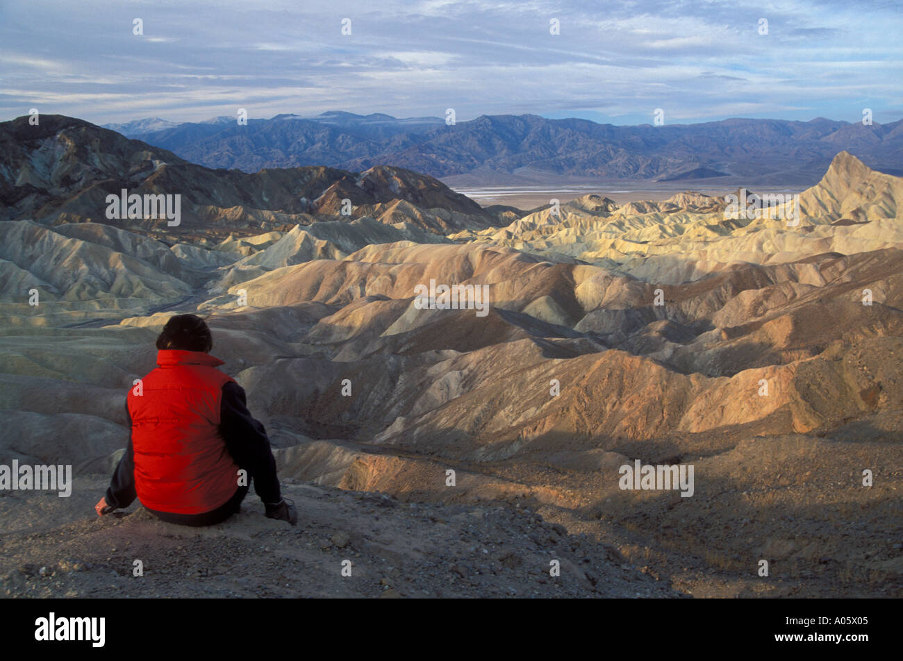 Montres personne lever du soleil à Zabriskie Point Death Valley National Park Californie USA parution Modèle Banque D'Images